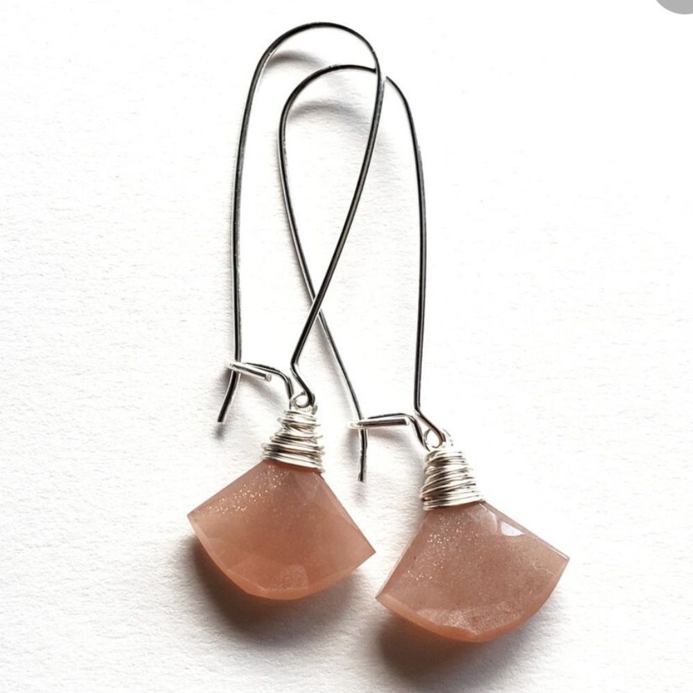 🆕Silver Kidney Wire Earrings - Picture 7 of 9